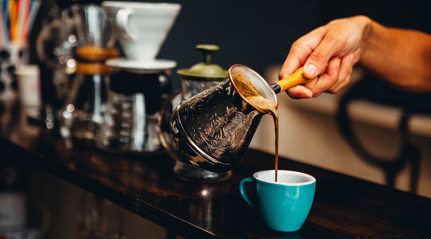 コーヒーをカップに注いでいる姿